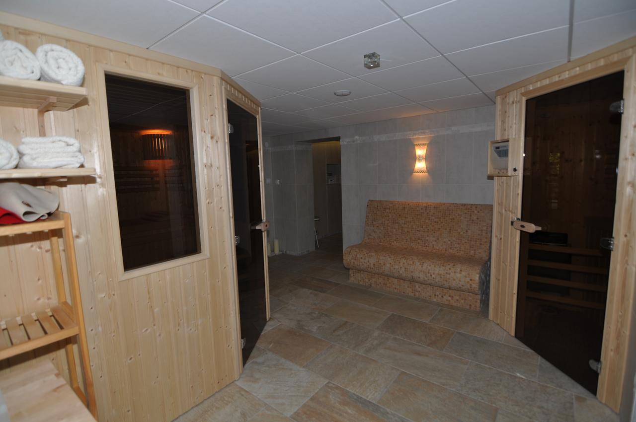 Jasminowe Ogrody Bed & Breakfast Щирк Екстериор снимка